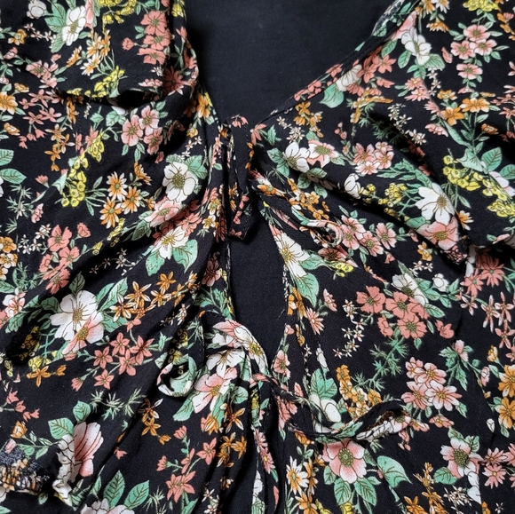 Front Tie Bell Sleeve Floral Blouse - Picture 3 of 4